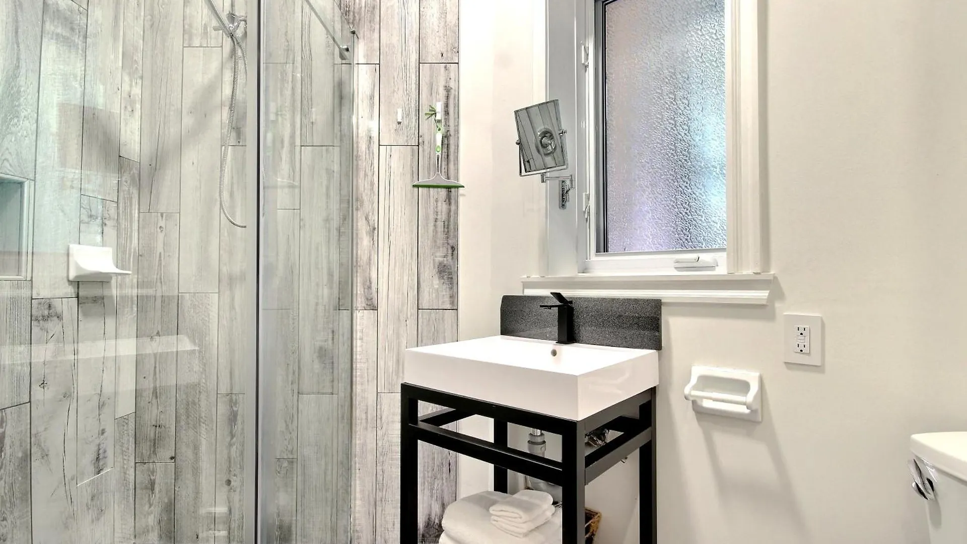 Galeria St Denis In Prime Montreal Apartment Canada