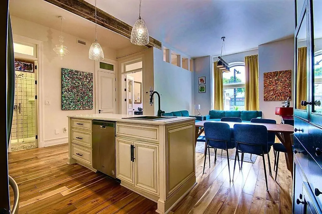 Galeria St Denis In Prime Montreal Apartment